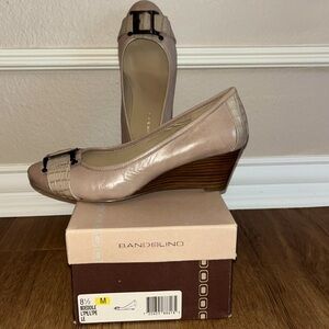 Bandolino Taupe wedge pump, 8.5